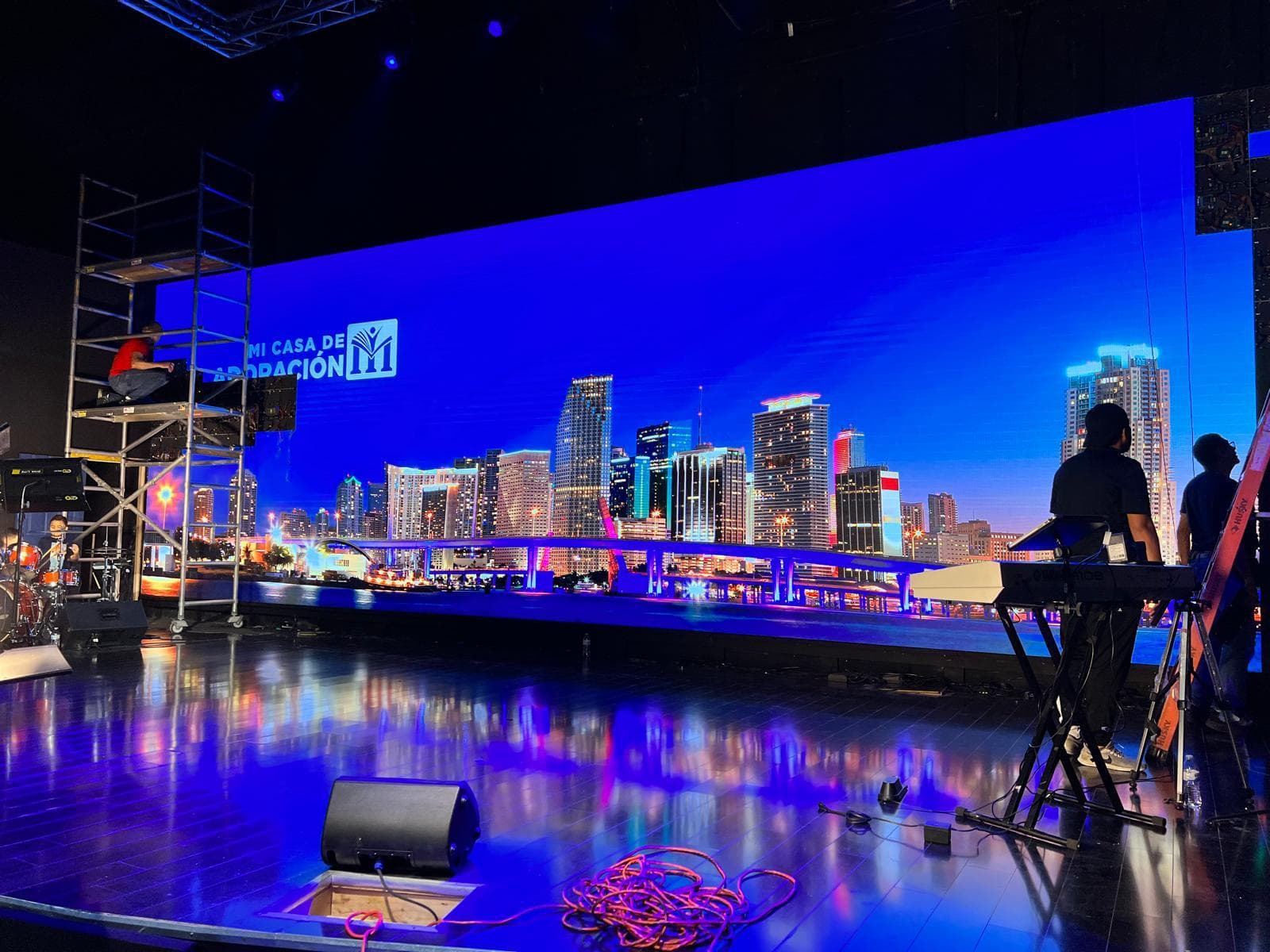 Transformando la adoración con una instalación de lienzo LED